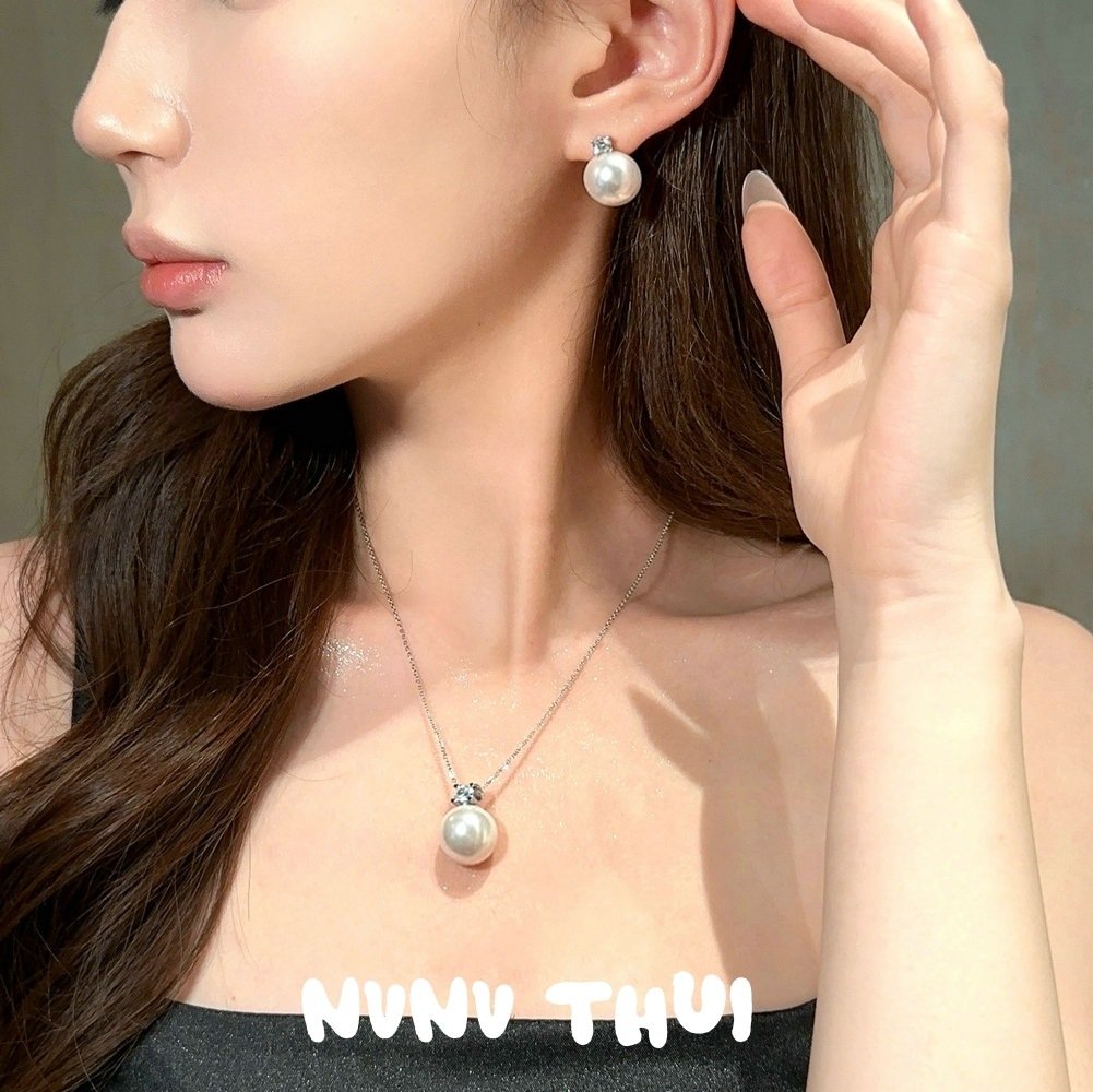 Exquisite, simple, and stylish Australian white pearl necklace and earring set.